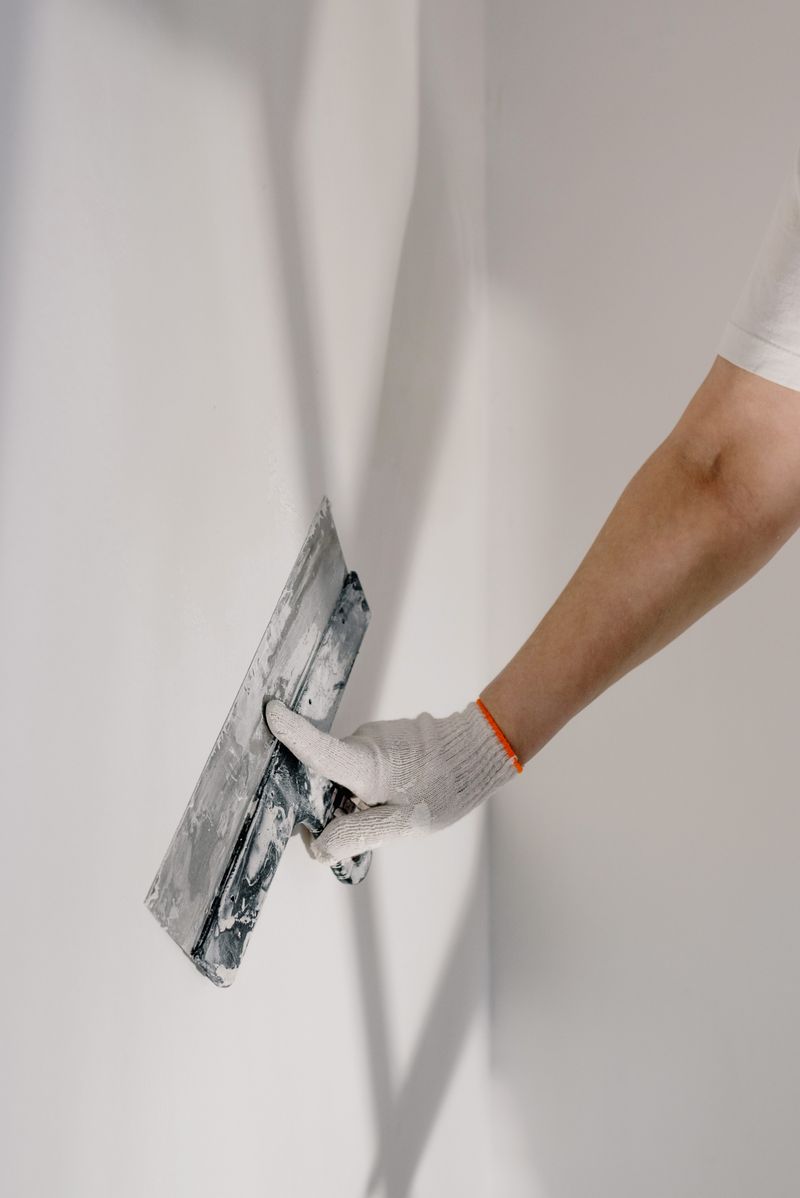 Detail van plamuurwerk op een witte muur