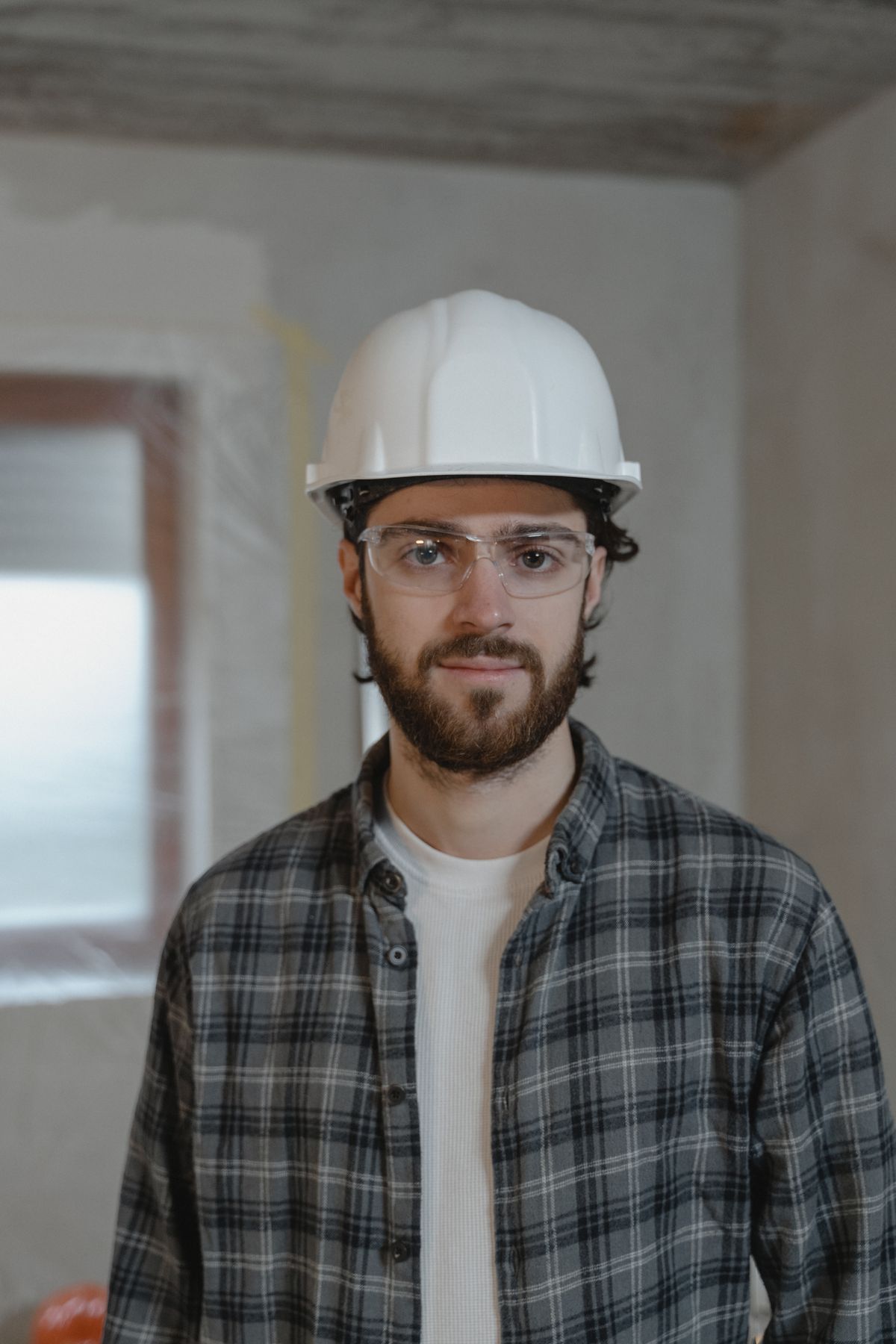 Schilder op de werklocatie met beschermfolie op het raam