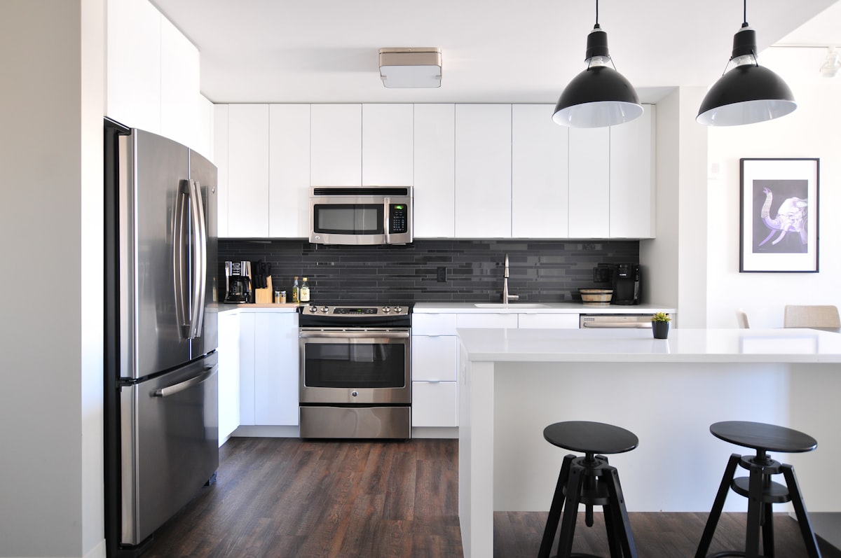 Moderne keuken met strak wit schilderwerk