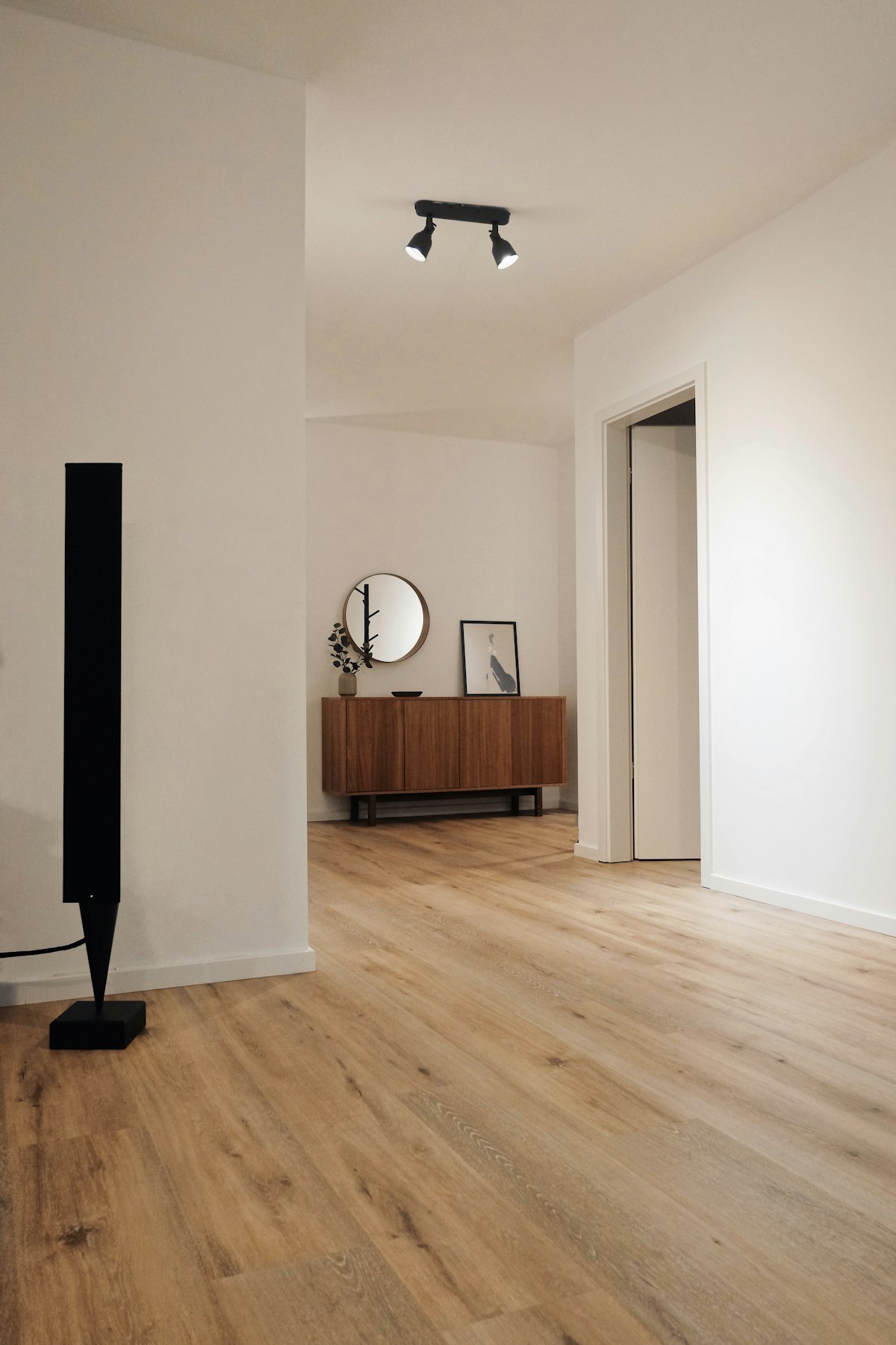Fris wit geschilderde hal met houten vloer